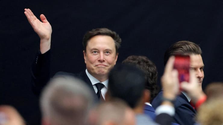 אילון מאסק. הבטיח "לטהר את התעמולה" (צילום: REUTERS/Carlos Barria) אילון מאסק ב טקס לזכר צ'רלי קירק באצטדיון ב גרנדייל אריזונה ארה"ב