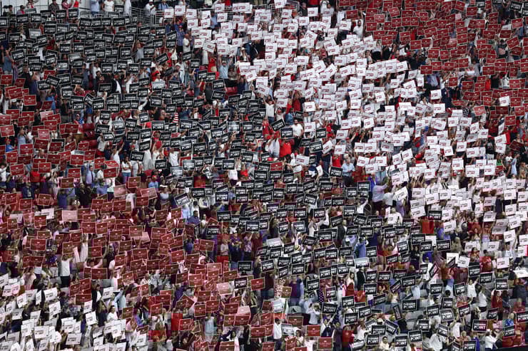 טקס לזכר צ'רלי קירק באצטדיון ב גרנדייל אריזונה ארה"ב