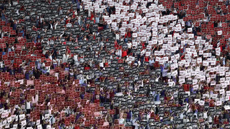 טקס לזכר צ'רלי קירק באצטדיון ב גרנדייל אריזונה ארה"ב