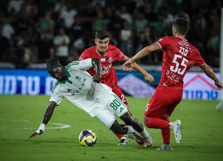 פלורס לא מחזיק ממנו. פטר אגבה (צילום: עוז מועלם) שחקן מכבי חיפה פטר אגבה