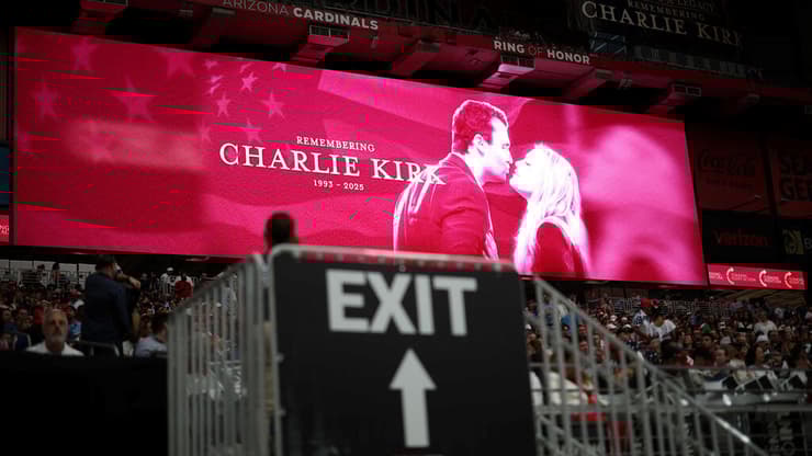 טקס לזכר צ'רלי קירק באצטדיון ב גרנדייל אריזונה ארה"ב