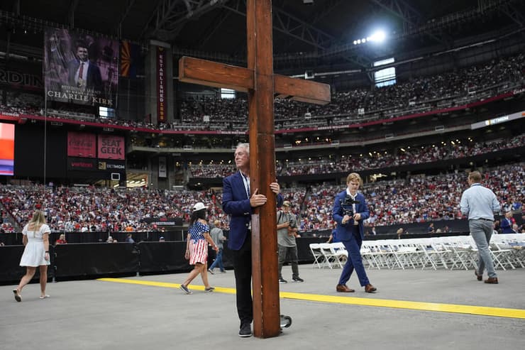 טקס לזכר צ'רלי קירק באצטדיון ב גרנדייל אריזונה ארה"ב