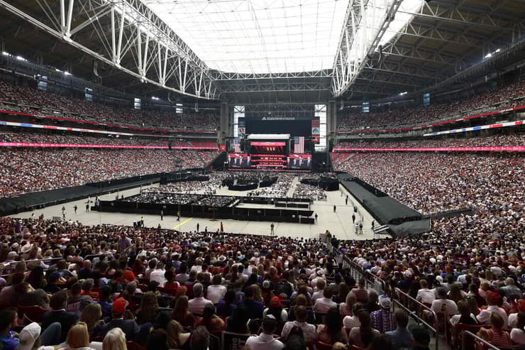 טקס לזכר צ'רלי קירק באצטדיון ב גרנדייל אריזונה ארה"ב