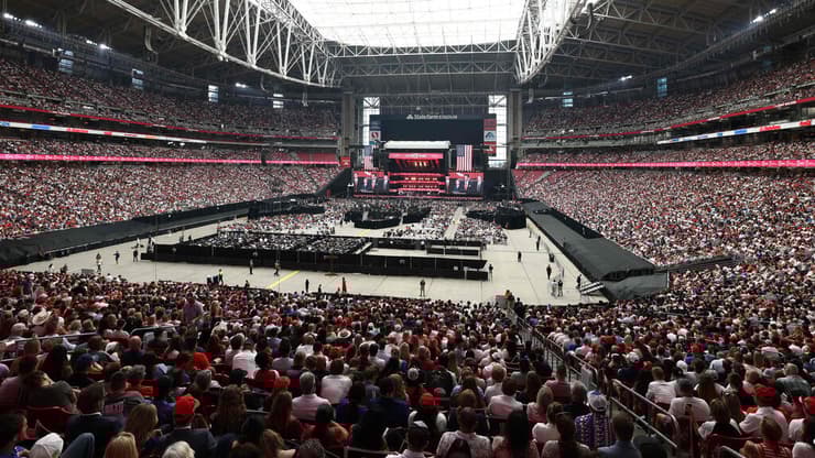 טקס לזכר צ'רלי קירק באצטדיון ב גרנדייל אריזונה ארה"ב