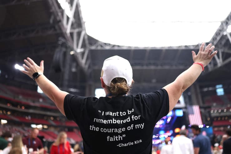 טקס לזכר צ'רלי קירק באצטדיון ב גרנדייל אריזונה ארה"ב