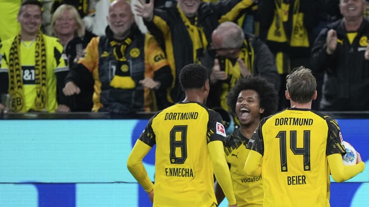 שחקני דורטמונד חוגגים עם קארים אדיימי