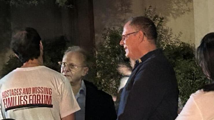 צילום: הגר כוכבי בישארה בחבח מתווך פלסטיני אמריקני נפגש עם משפחות חטופים בישראל