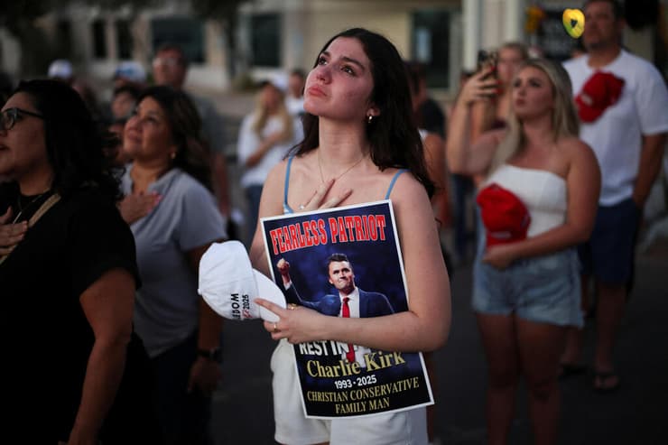 ארה"ב רצח צ'רלי קירק מנחמים ליד מטה Turning Point USA ב פיניקס יום לפני הטקס