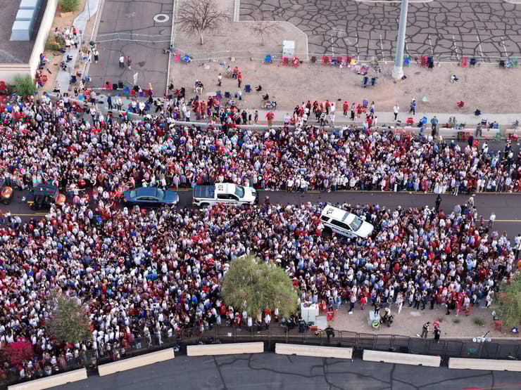 תור מחוץ ל אצטדיון ב גרנדייל אריזונה ארה"ב שבו נערך טקס לזכר צ'רלי קירק
