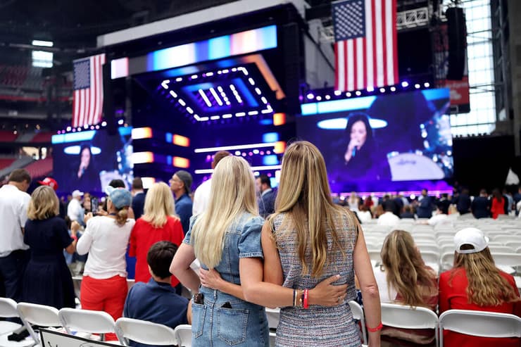 טקס לזכר צ'רלי קירק באצטדיון ב גרנדייל אריזונה ארה"ב