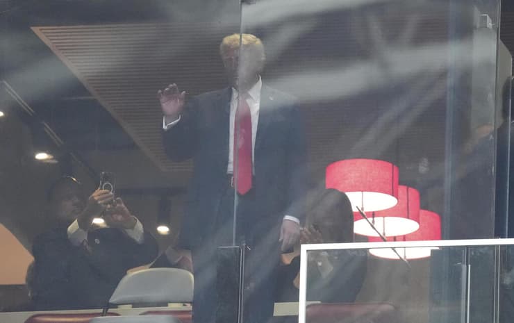 נשיא ארה"ב טראמפ ב טקס לזכר צ'רלי קירק  באצטדיון ב גרנדייל אריזונה ארה"ב