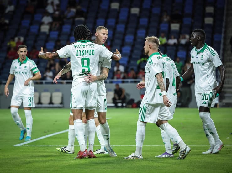 שחקן מכבי חיפה סוף פודגוראנו עם טריבנטה סטיוארט