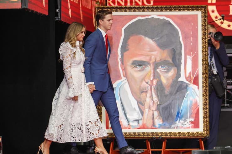 טקס לזכר צ'רלי קירק באצטדיון ב גרנדייל אריזונה ארה"ב