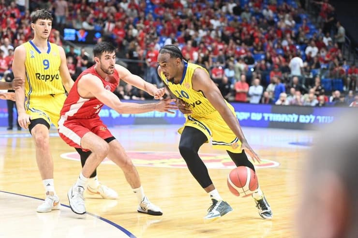 הצהובים תקועים באותו תקציב. אושיי בריסט (צילום: יאיר שגיא) שחקן מכבי ת"א אושיי בריסט מול שחקן הפועל ירושלים יובל זוסמן