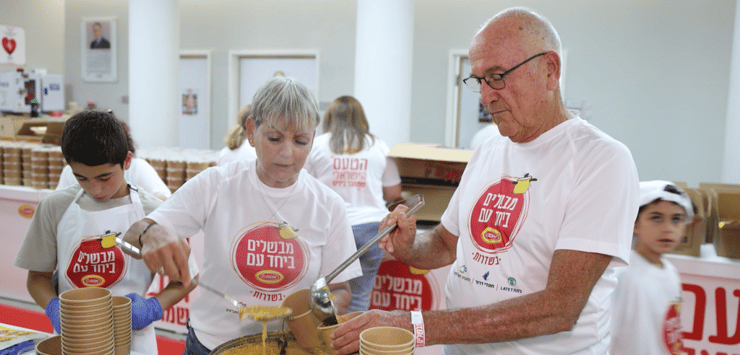 מתנדבים באירוע "מבשלים עם אסם בשדרות" (ירון שרון, טל שחר) מבשלים באסם עם שדרות
