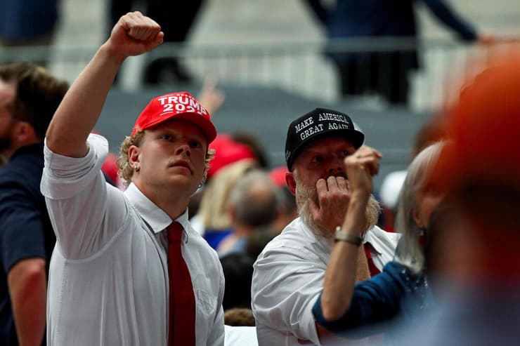 טקס לזכר צ'רלי קירק באצטדיון ב גרנדייל אריזונה ארה"ב