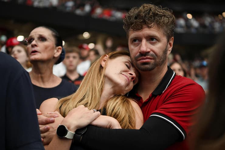 טקס לזכר צ'רלי קירק באצטדיון ב גרנדייל אריזונה ארה"ב