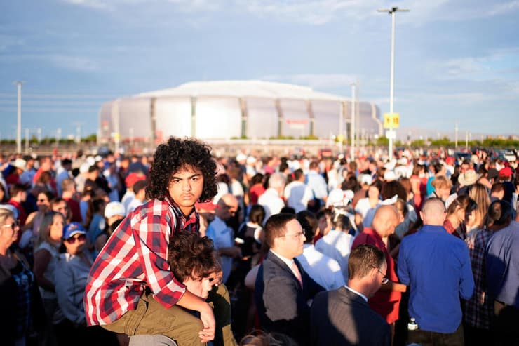 תור מחוץ ל אצטדיון ב גרנדייל אריזונה ארה"ב שבו נערך טקס לזכר צ'רלי קירק