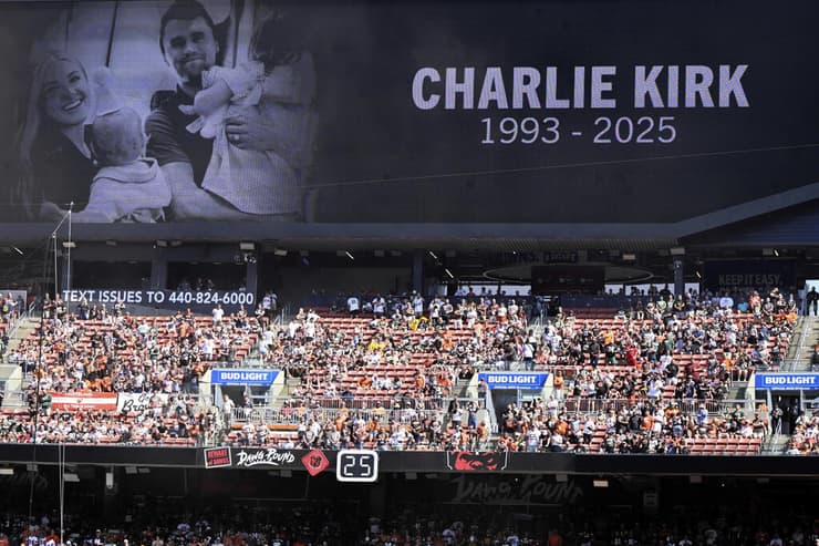 טקס לזכר צ'רלי קירק באצטדיון ב גרנדייל אריזונה ארה"ב