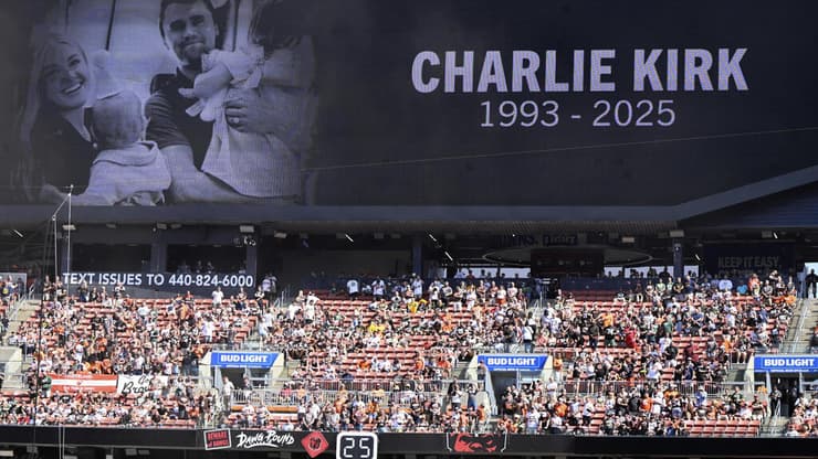 טקס לזכר צ'רלי קירק באצטדיון ב גרנדייל אריזונה ארה"ב