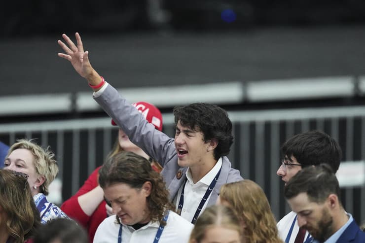 טקס לזכר צ'רלי קירק באצטדיון ב גרנדייל אריזונה ארה"ב