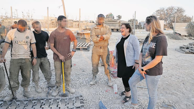 מרים פרץ עם הגולנצ'יקים של גדוד 12