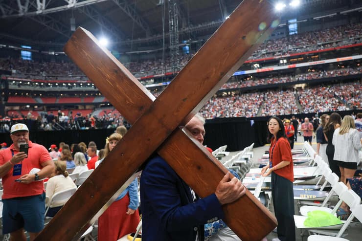 טקס לזכר צ'רלי קירק באצטדיון ב גרנדייל אריזונה ארה"ב