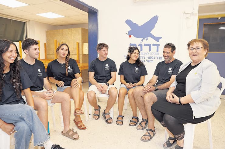 מרים פרץ עם חניכי המכינה במפלסים