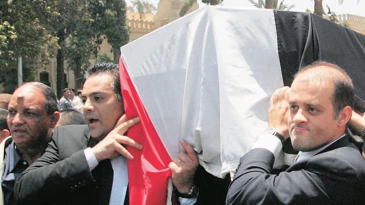 שני בניו של "המלאך" נושאים את ארונו בהלוויית הפאר שנערכה לכבודו בקהיר