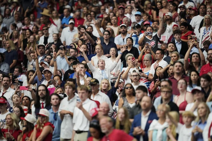 טקס לזכר צ'רלי קירק באצטדיון ב גרנדייל אריזונה ארה"ב