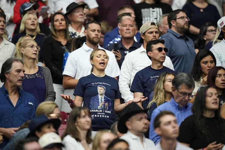 טקס לזכר צ'רלי קירק באצטדיון ב גרנדייל אריזונה ארה"ב