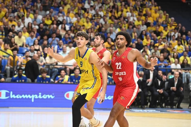 לאמב מול סורקין בסופר-קאפ (צילום: יאיר שגיא) שחקן מכבי ת"א רומן סורקין מול שחקן הפועל ירושלים אנתוני לאמב