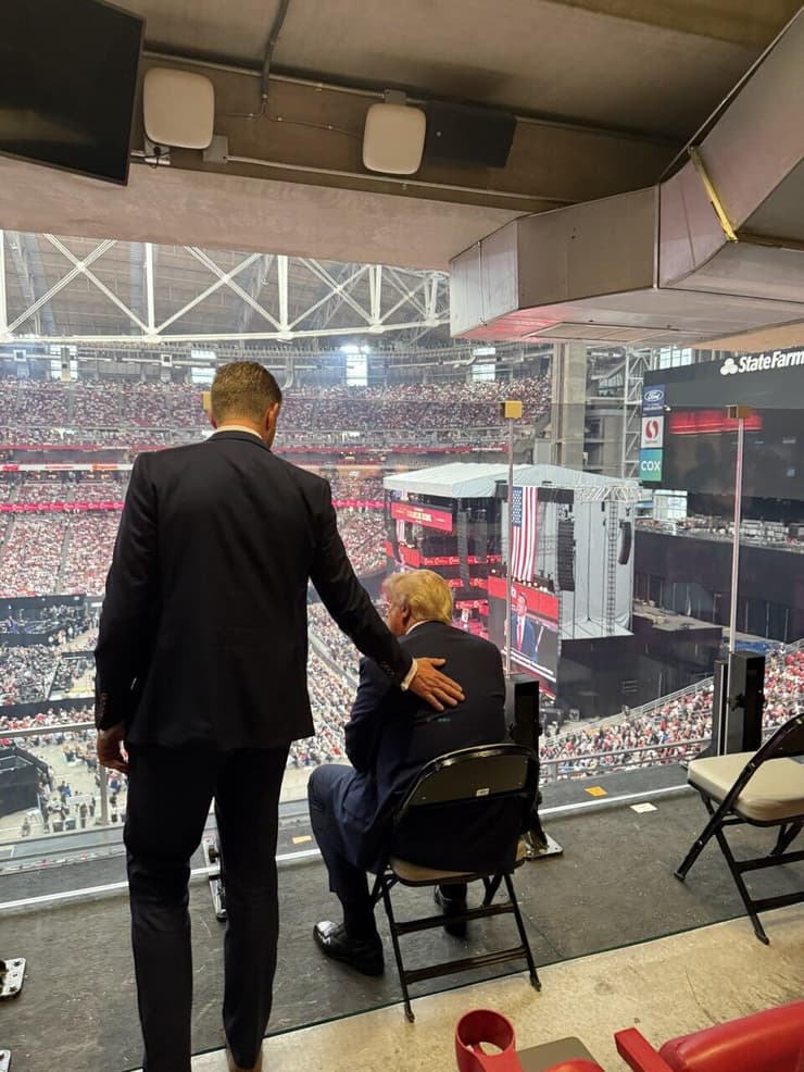 נשיא ארה"ב טראמפ ב טקס לזכר צ'רלי קירק  באצטדיון ב גרנדייל אריזונה ארה"ב