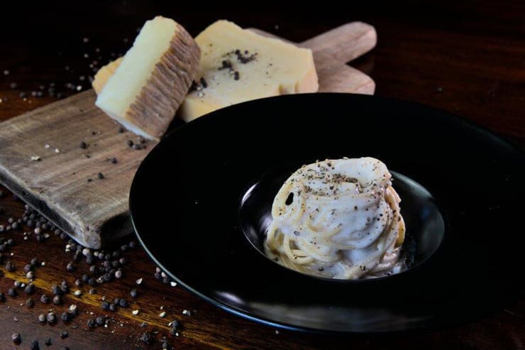 הכנת הרוטב המשיי המושלם מאתגרת. רוטב קאצ'ו א פֶּפֶּה 