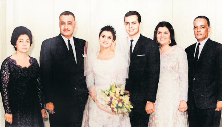 אשרף מרואן ומונה ביום חתונתם, עם אביה, הנשיא נאצר