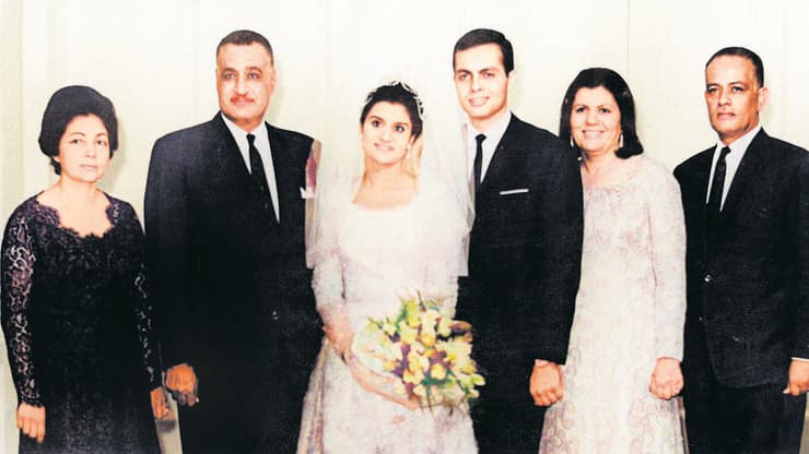 אשרף מרואן ומונה ביום חתונתם, עם אביה, הנשיא נאצר