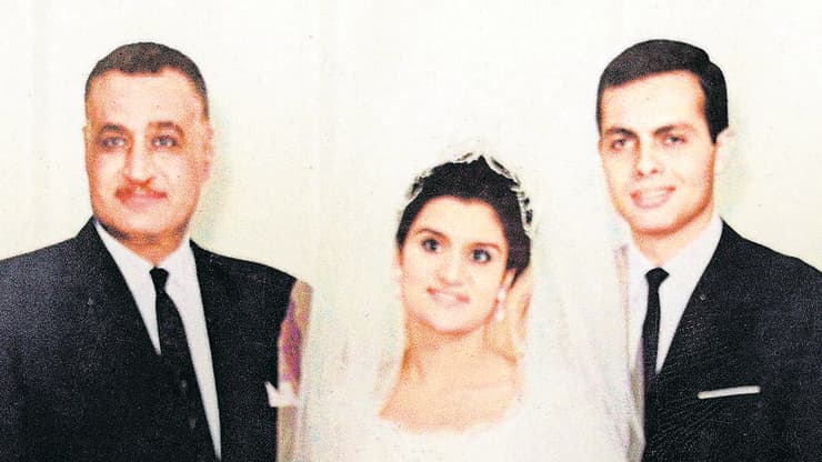 "ניסיון לערער את הסמליות של משפחת הנשיא". מרואן ואשתו מונה בחתונתם, עם אביה הנשיא נאצר (צילום: Keystone/Getty Images) אשרף מרואן ומונה ביום חתונתם, עם אביה, הנשיא נאצר
