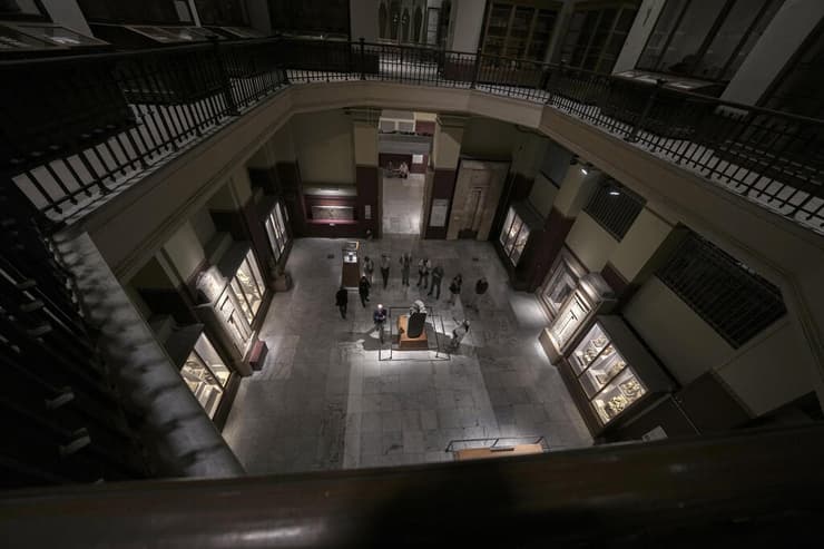 מבקרים במוזיאון המצרי שבקהיר