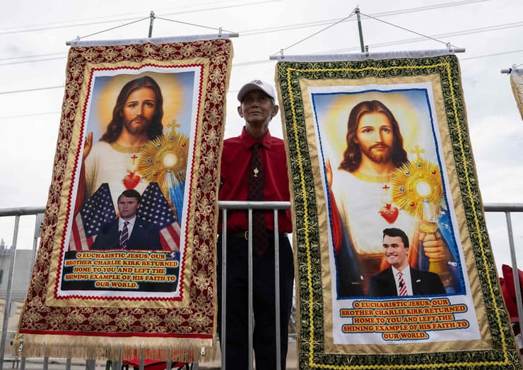 טקס לזכר צ'רלי קירק באצטדיון ב גרנדייל אריזונה ארה"ב