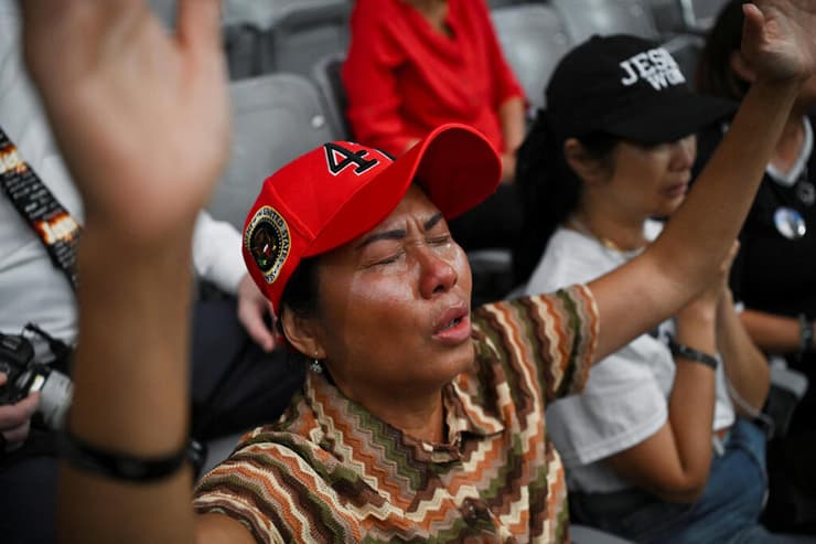 טקס לזכר צ'רלי קירק באצטדיון ב גרנדייל אריזונה ארה"ב