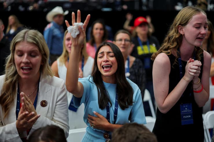 טקס לזכר צ'רלי קירק באצטדיון ב גרנדייל אריזונה ארה"ב