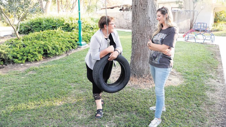 מרים פרץ ואשירה גרינברג ליד בית משפחת ביבס בניר עוז