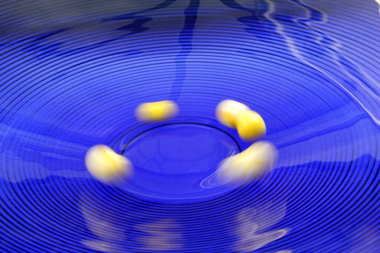 אם נטיל גולה לקערה ונדחף אותה מעט לאחד הצדדים, סביר להניח שהיא תחוג פעמים רבות סביב החור, בדרך כלל במסלול שנראה אליפטי. גולה מסתובבת בקערה