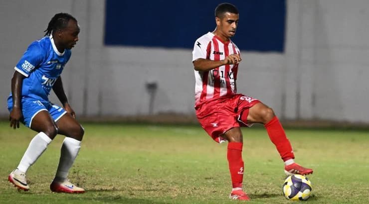 אחמד טאהא עם הכדור