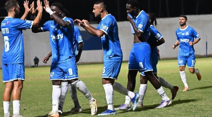 שחקני בני יהודה חוגגים