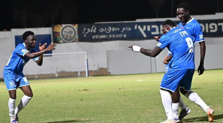 שחקני בני יהודה חוגגים