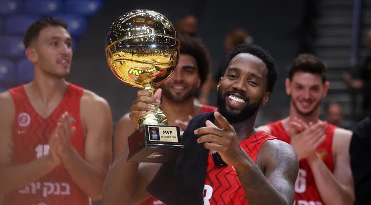 קאדין קרינגטון עם תואר השחקן המצטיין