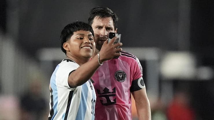 אוהד שפרץ למגרש עושה סלפי עם מסי (צילום: AP Photo/Rebecca Blackwell) אוהד שפרץ למגרש עושה סלפי עם מסי