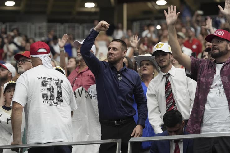 טקס לזכר צ'רלי קירק באצטדיון ב גרנדייל אריזונה ארה"ב