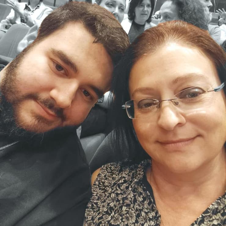 שון קורז' נהרג בתאונת דרכים בדרך לבית החולים ואיבריו נתרמו. בתמונה: עם אמו ויקטוריה